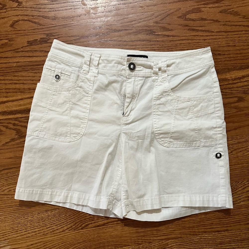 TRIBAL size 8 white shorts 6 inch inseam EUC